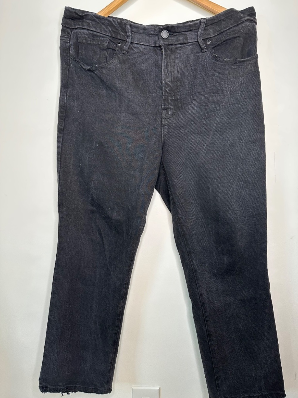 GOOD AMERICAN | SOFT-TECH PETITE STRAIGHT JEANS | BLACK | SIZE: 14/32